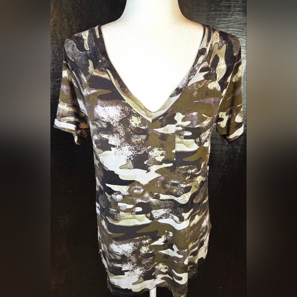 Rock & Republic Camo Design High-Low V-Neck Pocket Tee Shirt M